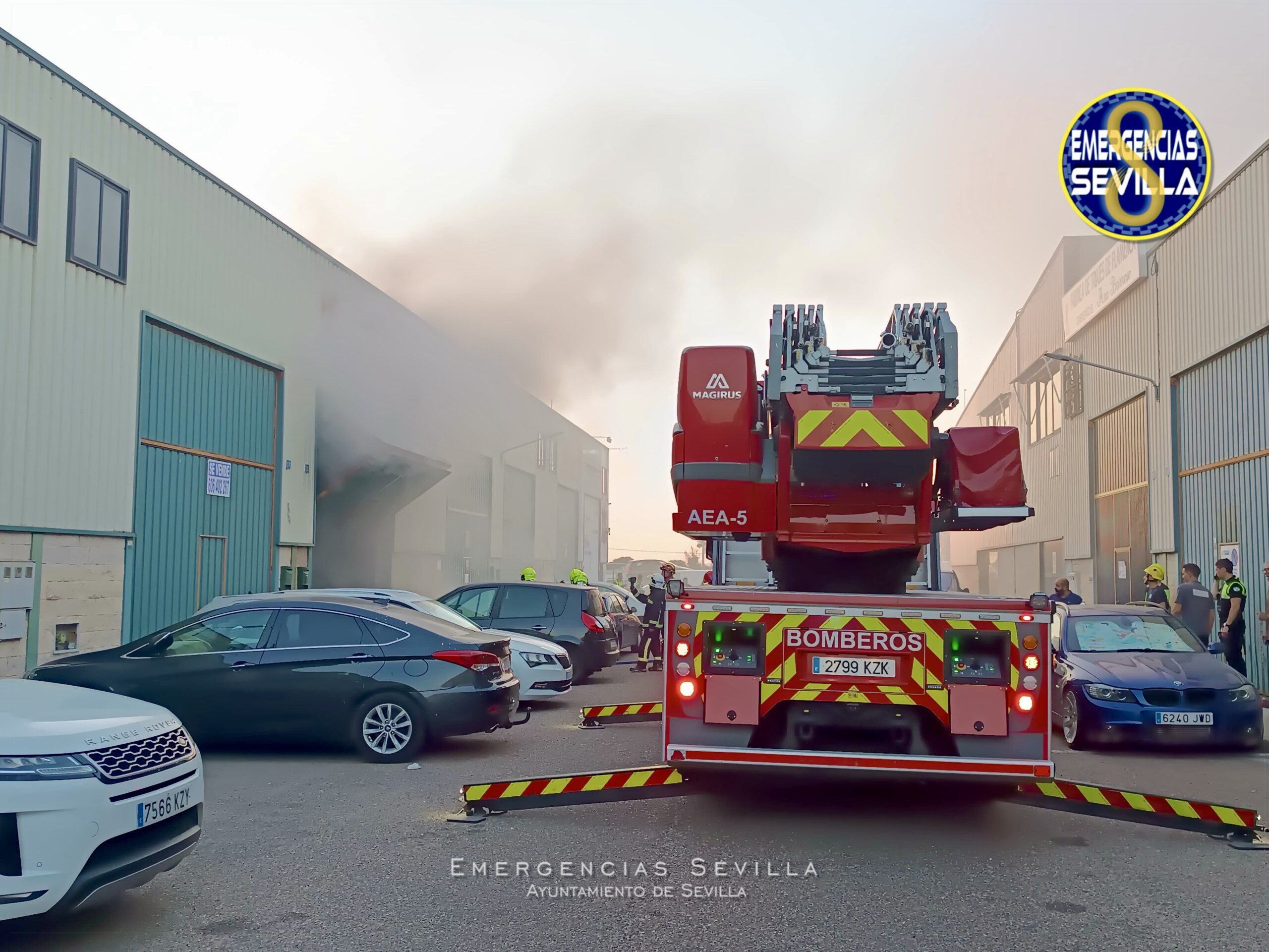 Incendio controlado en una nave industrial en Sevilla