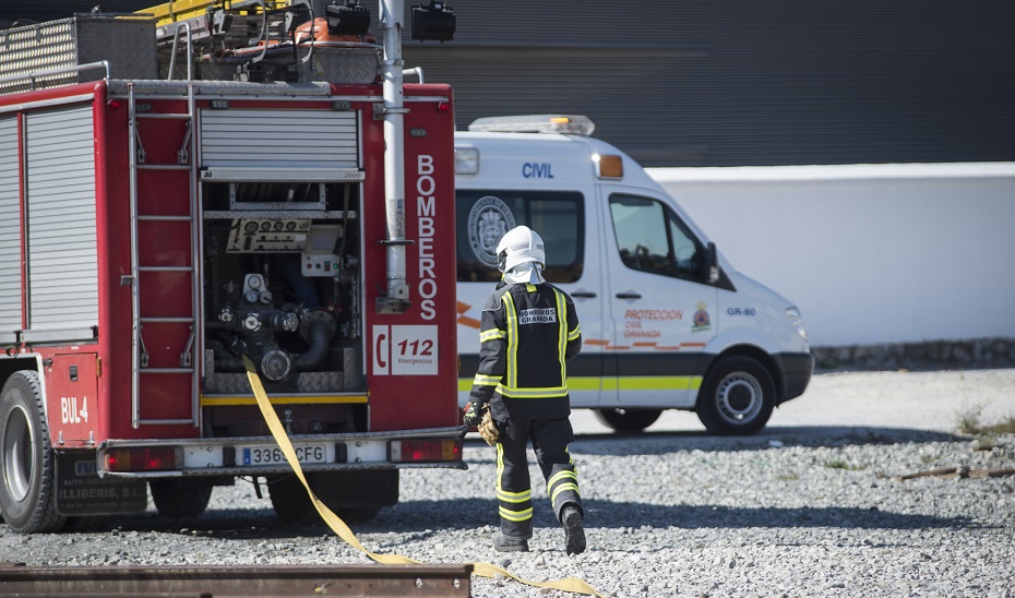 Anciano afectado por inhalación de humo en incendio en Granada