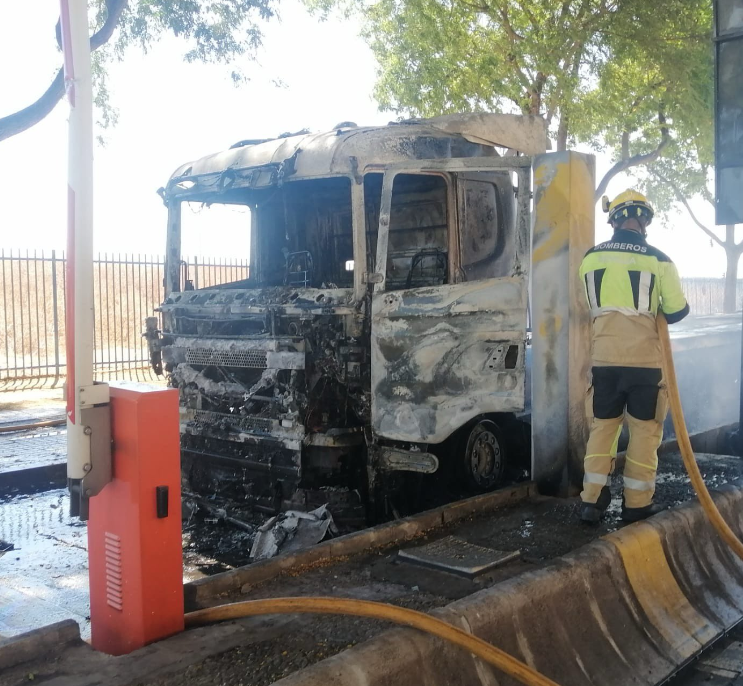 Camión arde en el Polígono Industrial ZAL