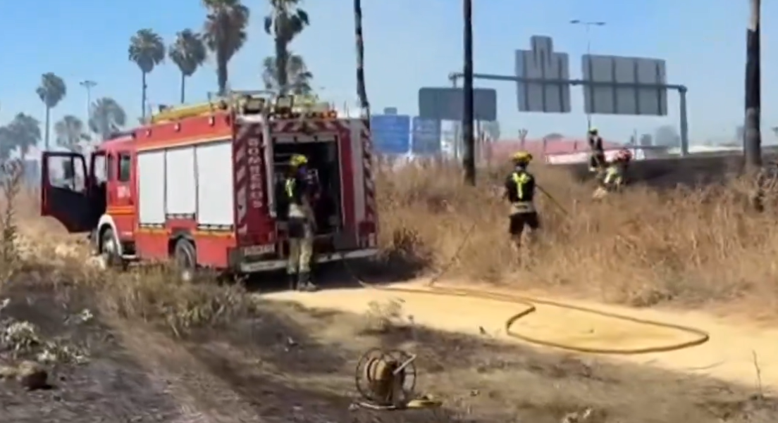 Incendio de pasto bajo controlado en Tablada, Sevilla