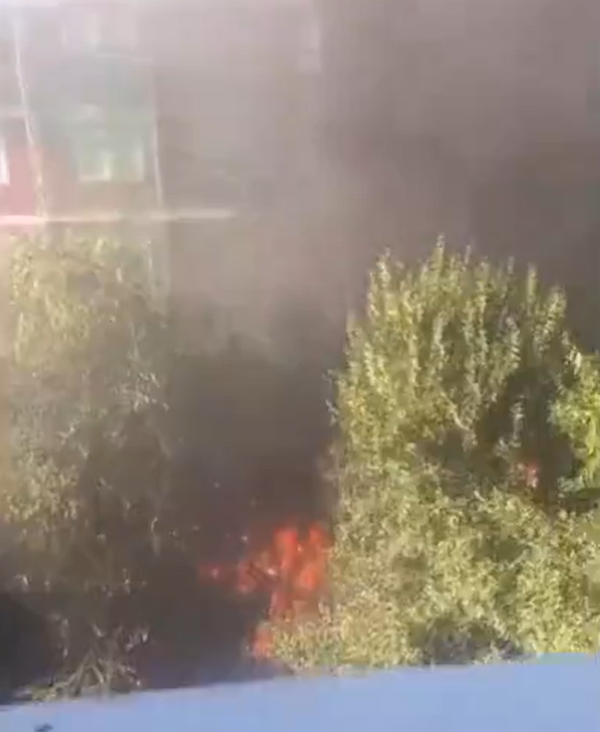 Incendio en la fachada de una vivienda en Moratalaz