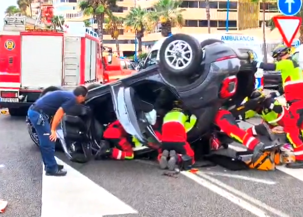 Accidente con vuelco en la GC-1: dos personas atrapadas