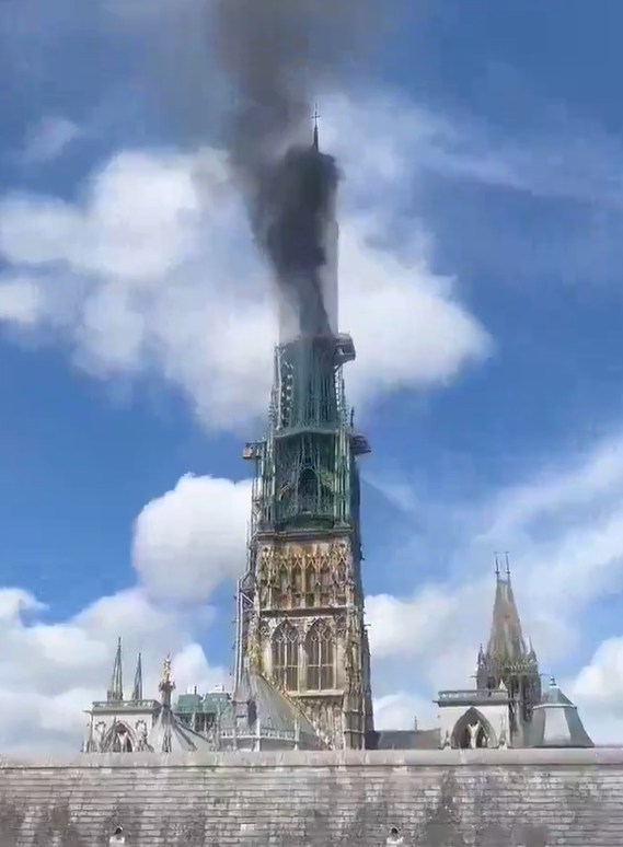 ¡Rouen en llamas! Incendio en su catedral evoca Notre Dame