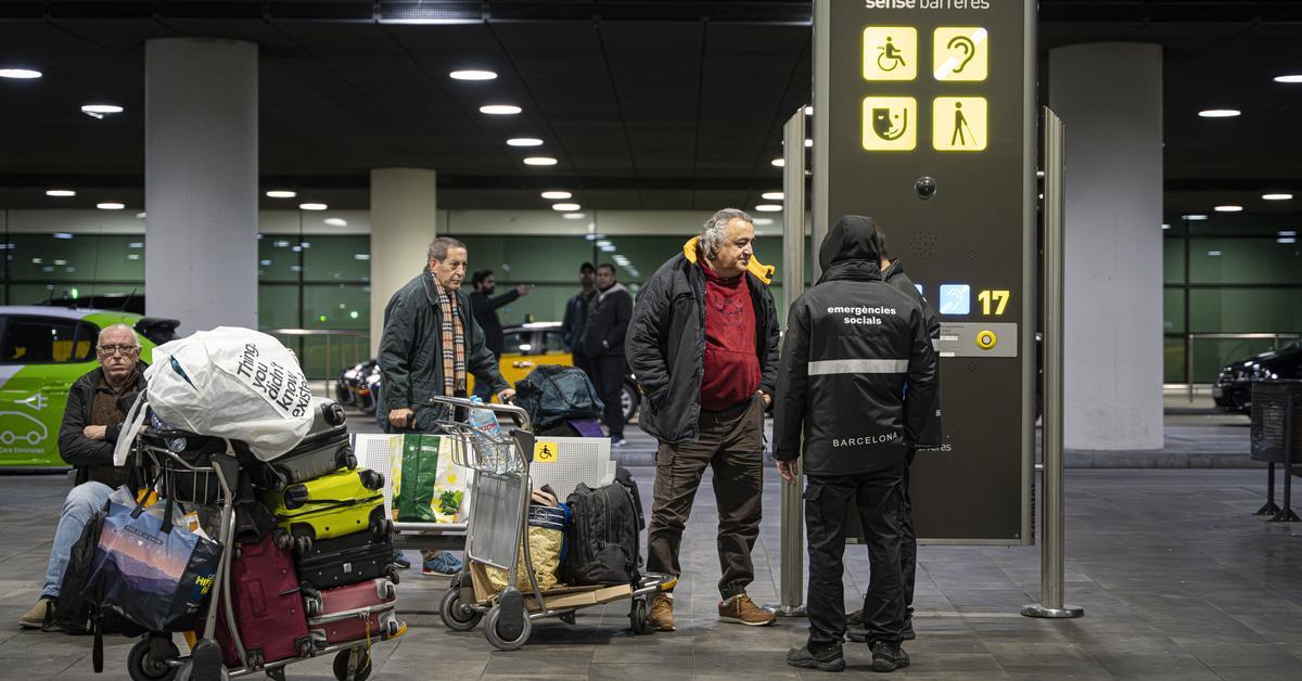 Más de la mitad de quienes duermen en Aeropuerto de Barcelona no reciben asistencia social
