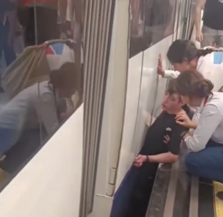 Joven queda atrapado entre el vagón y el andén al intentar abordar tren apresuradamente