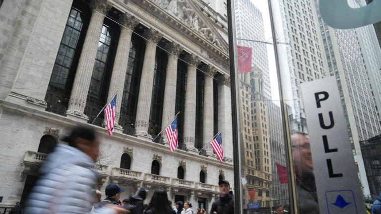 Wall Street abre en rojo impulsado por caídas en Tesla y Amazon