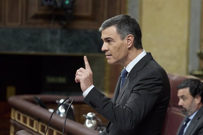 Ministros faltan masivamente al Parlamento presuntamente para evitar el escrutinio tras polémica de mensajes de Pedro Sanchez