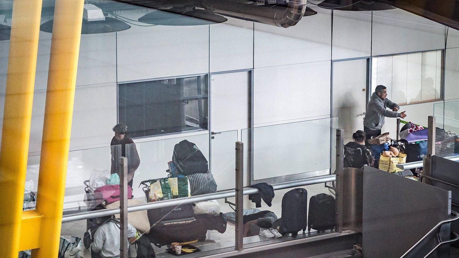 Madrid pide coordinación institucional ante la crisis humanitaria en Barajas