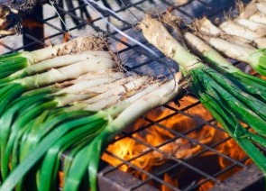 Barcelona prohíbe calçotadas en balcones y terrazas por seguridad