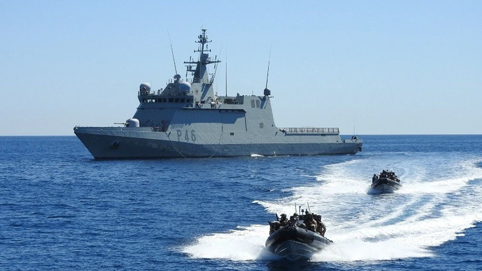 La Armada intensifica la vigilancia en el mar de Alborán con un operativo estratégico del BAM Furor