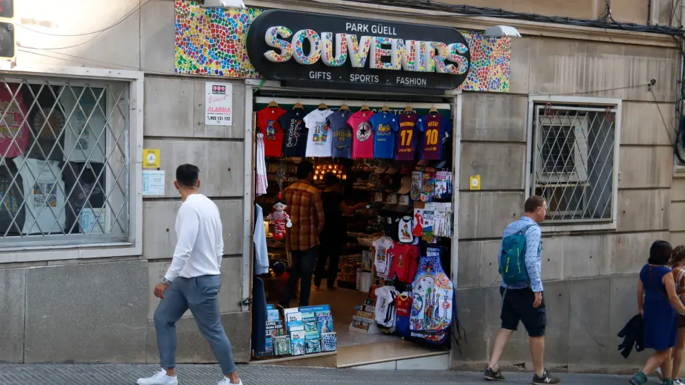 Barcelona refuerza su estrategia urbana con controles al turismo comercial y clubes cannábicos